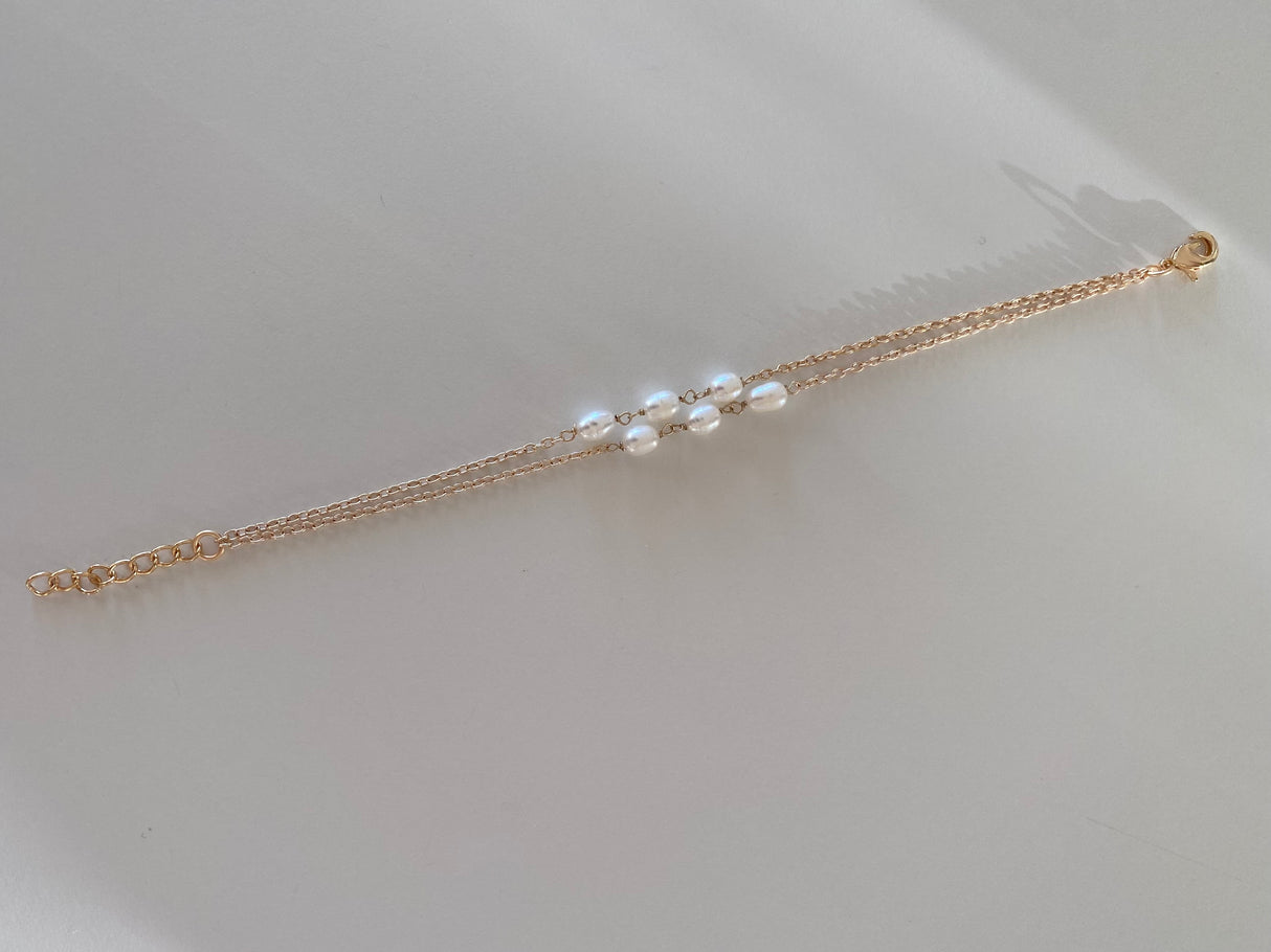 Armbånd med små ferskvannsperler