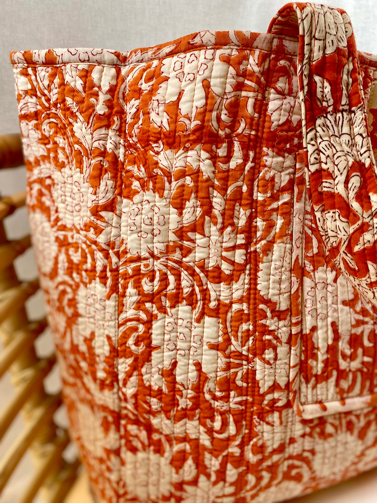 Kun 1 stk. igjen! Tote bag - Block print - Blomster rød/hvit