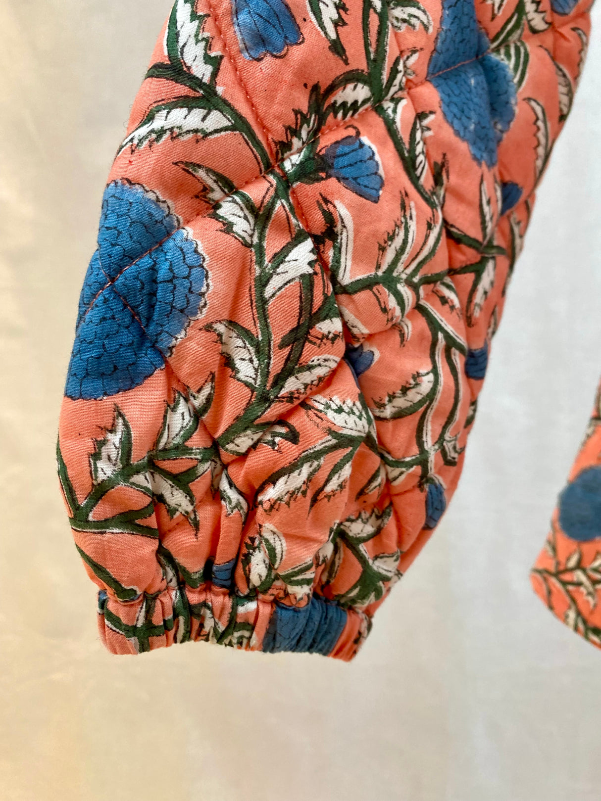 Få antall igjen - Quiltet jakke - Block print - Blå blomstret/fersken