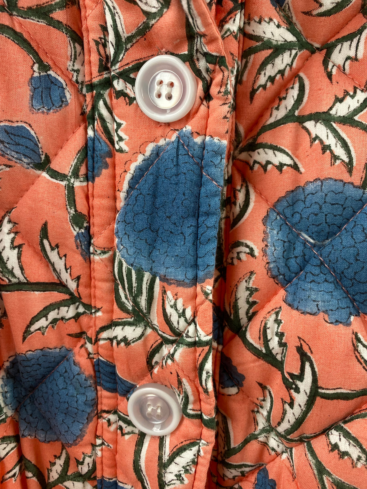 Få antall igjen - Quiltet jakke - Block print - Blå blomstret/fersken