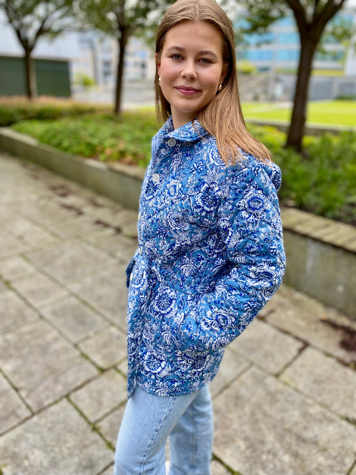 Quiltet jakke - Block print - Blomstret blå