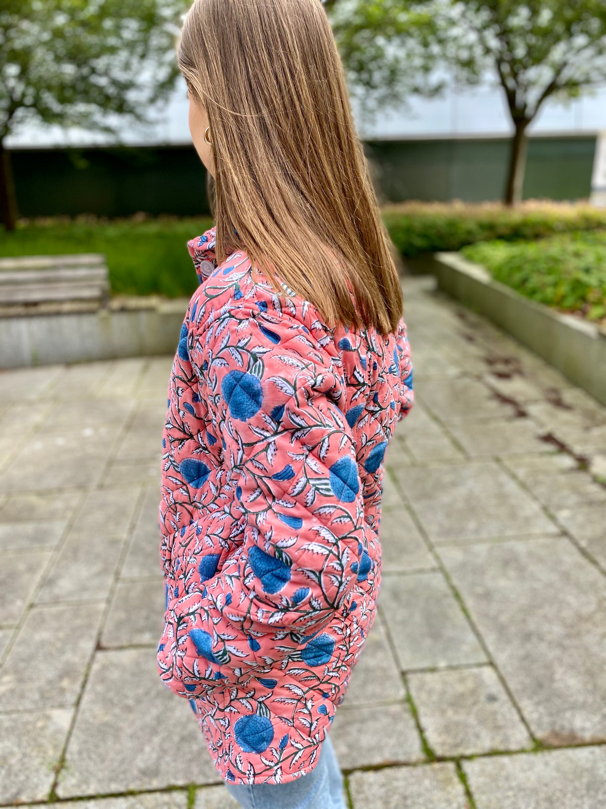 Få antall igjen - Quiltet jakke - Block print - Blå blomstret/fersken