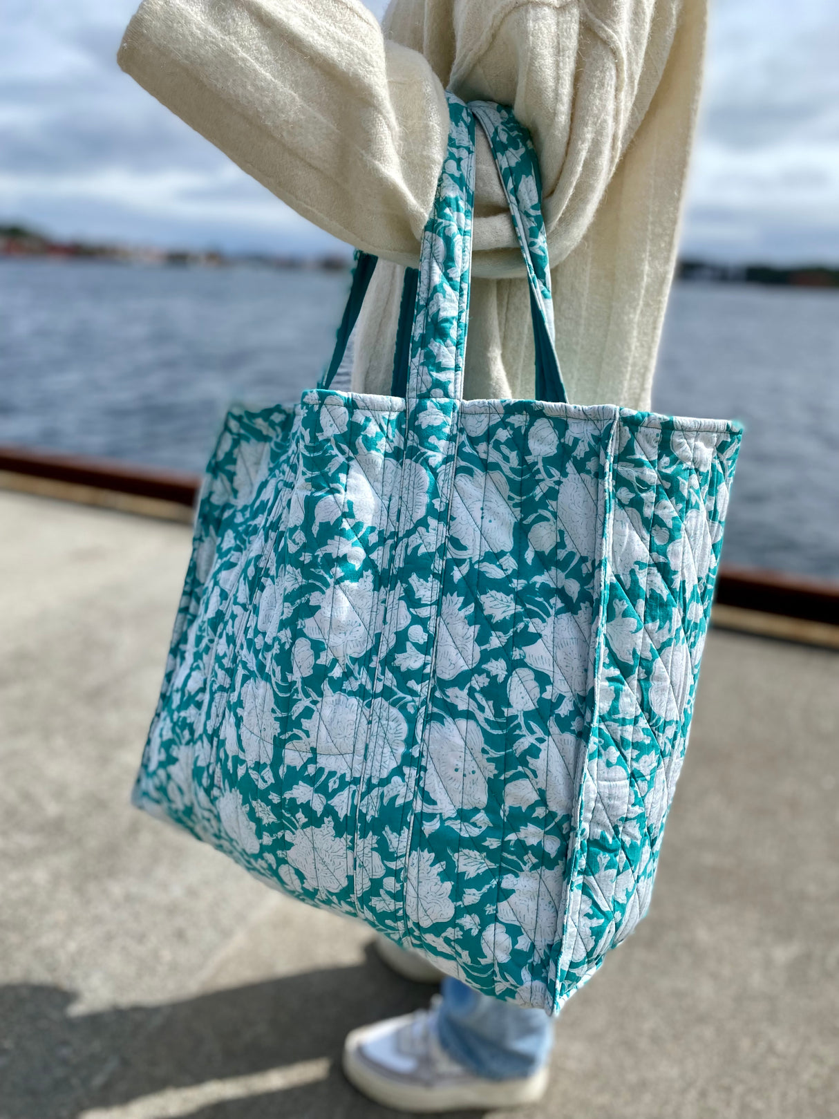 Få antall igjen! Tote bag - Block print - Blomster grønn/hvit