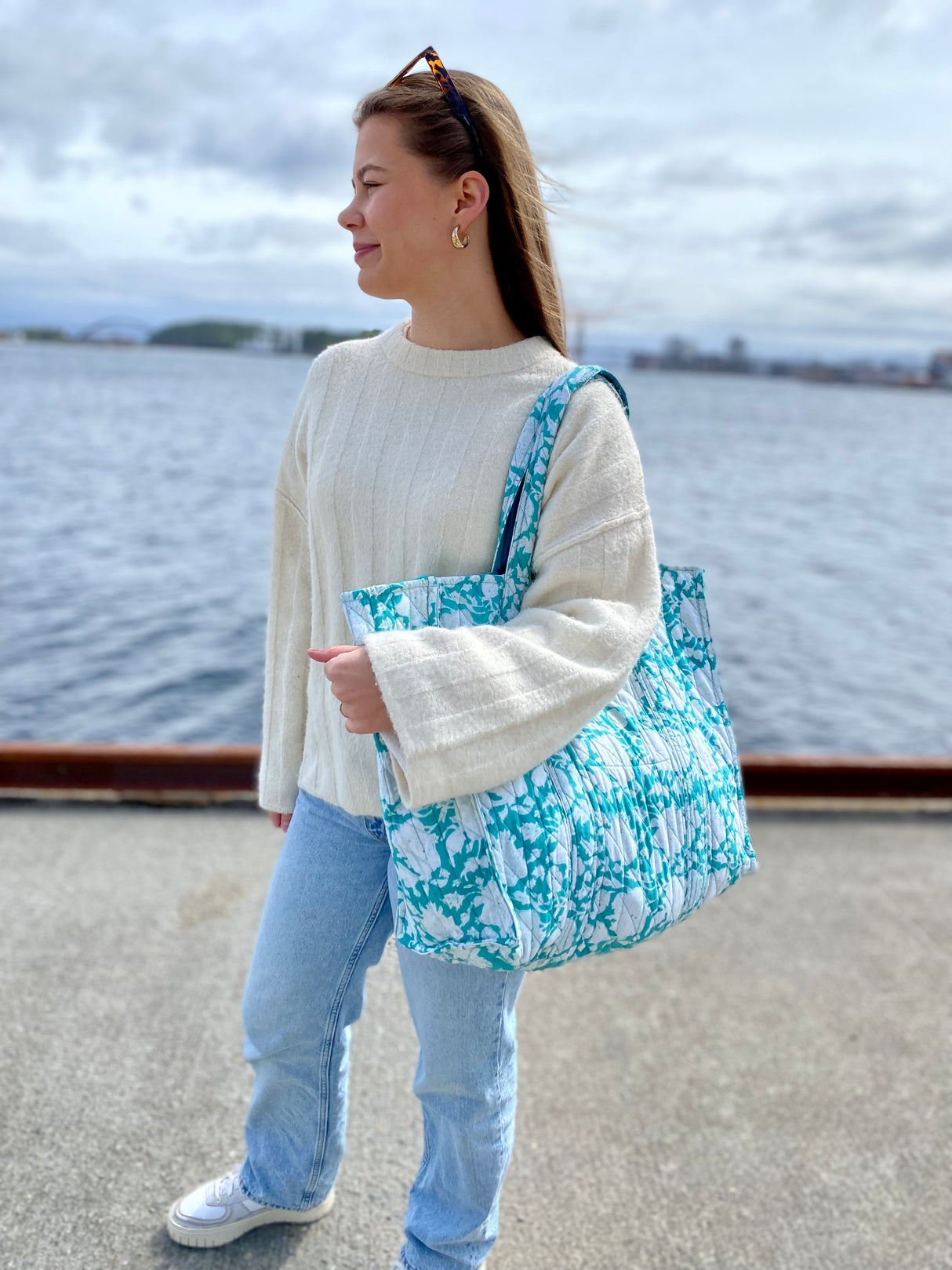 Få antall igjen! Tote bag - Block print - Blomster grønn/hvit