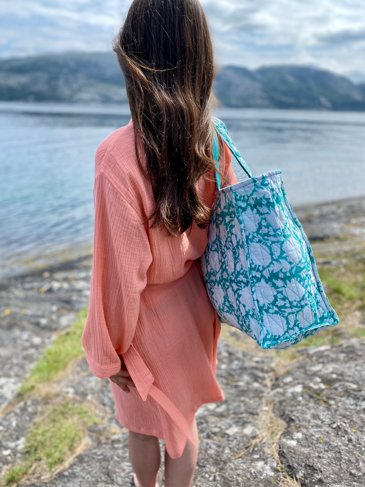 Få antall igjen! Tote bag - Block print - Blomster grønn/hvit